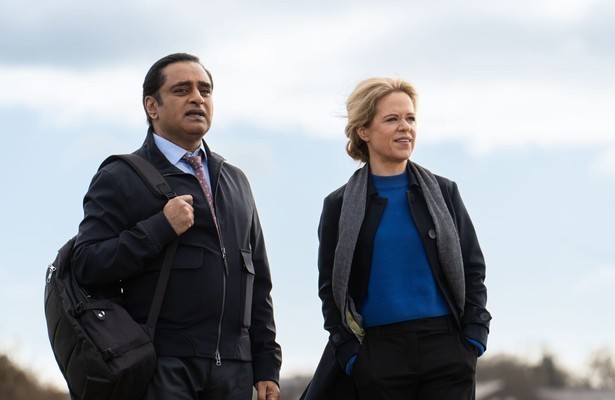 Sanjeev Bhaskar en Sinéad Keenan in Unforgotten
