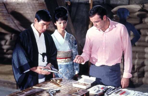 Tetsurô Tanba, Akiko Wakabayashi en Sean Connery in You Only Live Twice