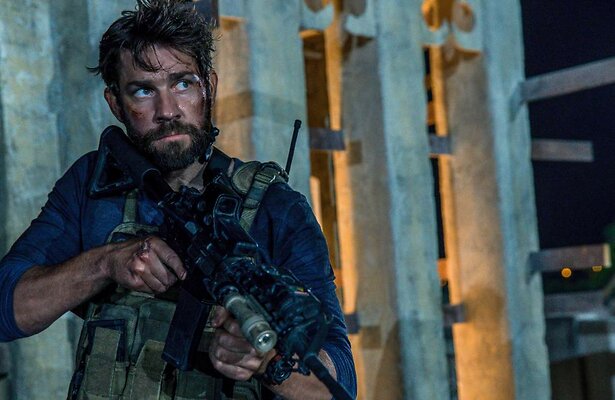 John Krasinski als Jack Silva in 13 Hours: The Secret Soldiers of Benghazi