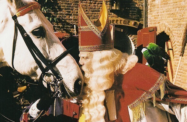 Sinterklaas (Bram van der Vlugt) met Amerigo