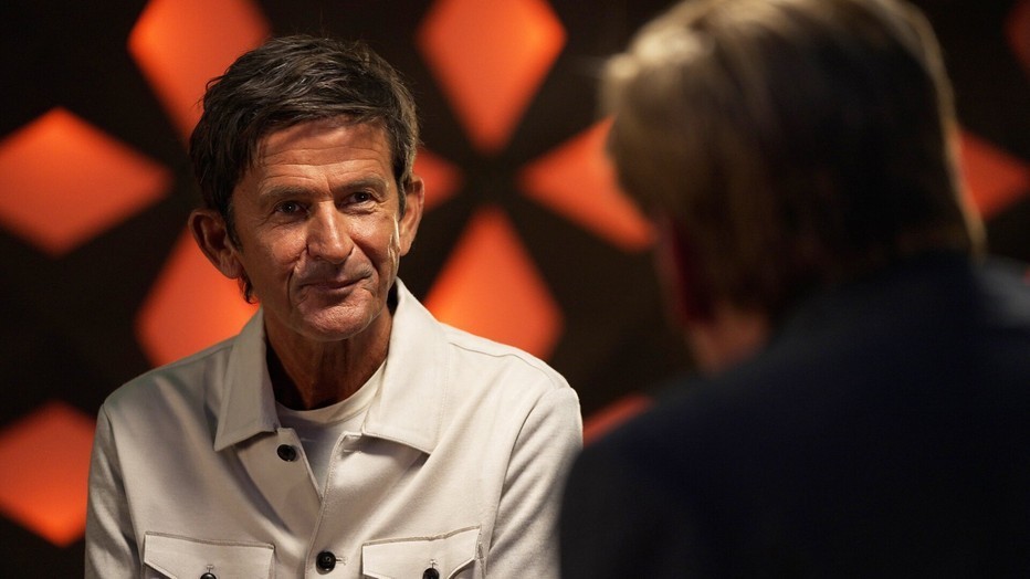 Cornald Maas haalt herinneringen op aan 75 Jaar TV met Henny Huisman en Cees Grimbergen