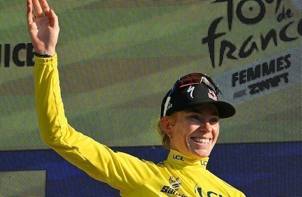 Demi Vollering verovert de gele trui in de Tour de France Femmes