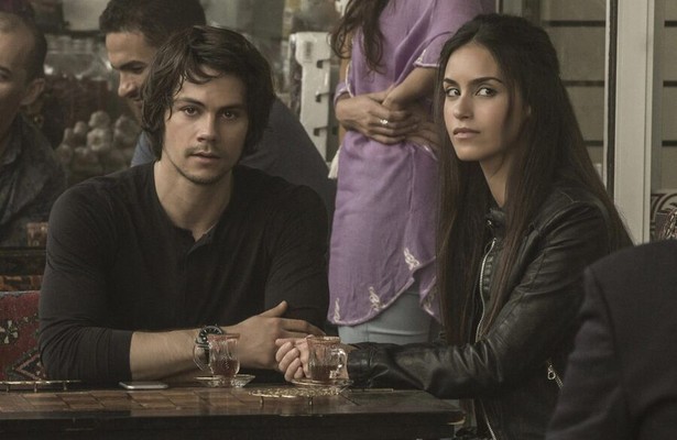 Dylan O'Brien en Shiva Negar in American Assassin