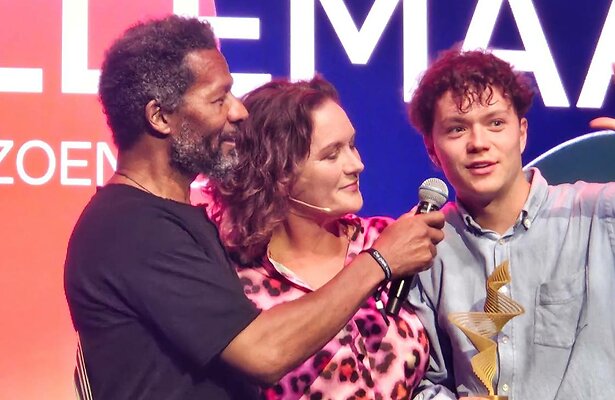 De award wordt in ontvangst genomen.