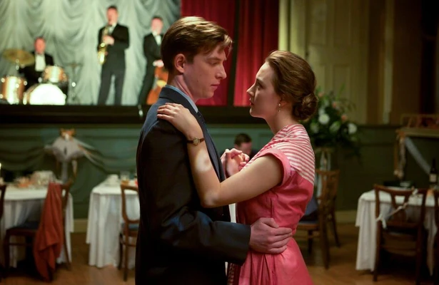 Saoirse Ronan en Emory Cohen in Brooklyn