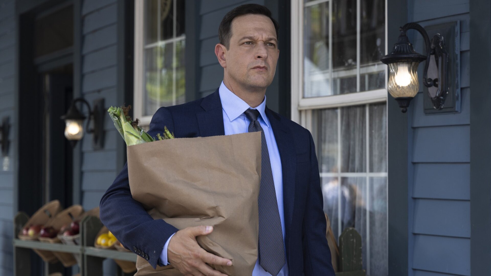 Josh Charles en Parker Young botsen in de nieuwste aflevering van Best Medicine