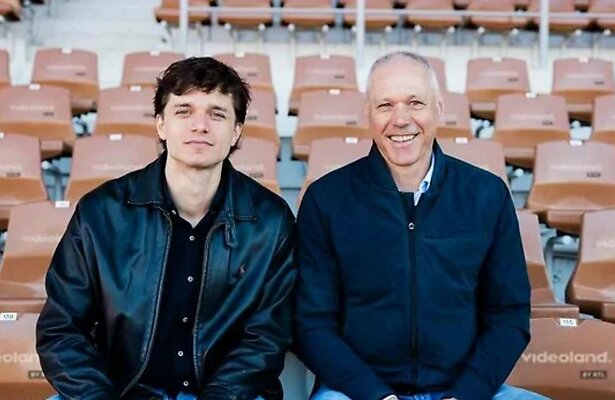 Chris Peters en Marco van Basten.