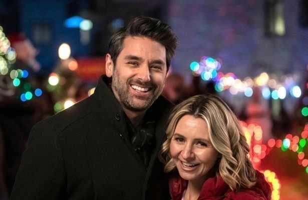 Beverley Mitchell en Mark Ghanimé in Candy Cane Christmas