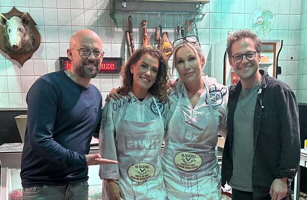 Tatum Dagelet en Tanja Jess met Mathias en Staf in Code van Coppens