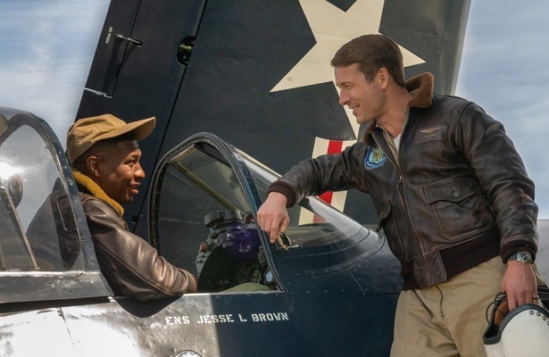 Jonathan Majors en Glen Powell in Devotion