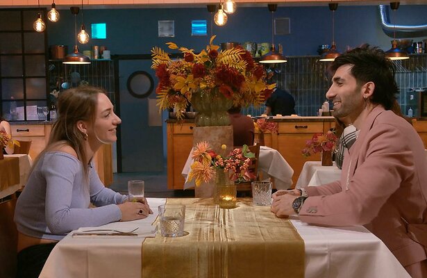 De bekende setting van First Dates.
