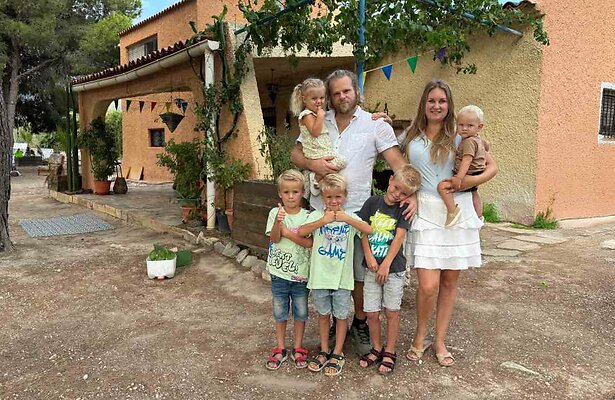 De familie Verleg uit Een Huis Vol Emigreert