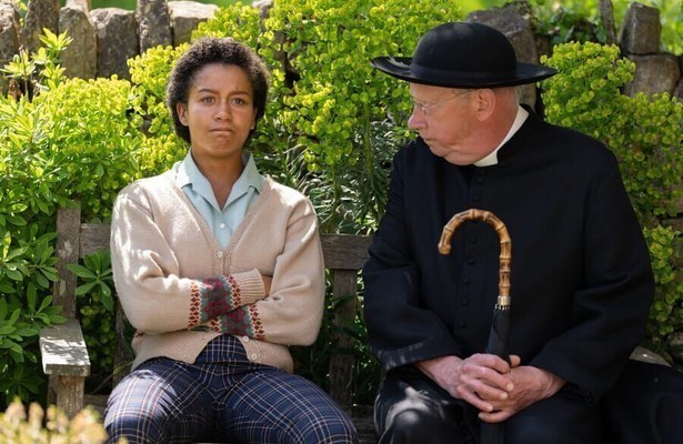 Ruby-May Martinwood als Brenda Palmer en Mark Williams als Father Brown