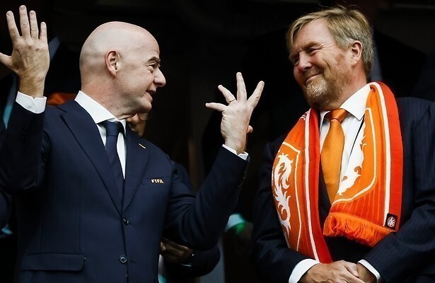 Gianni Infantino en koning Willem-Alexander tijdens Nederland - Zweden