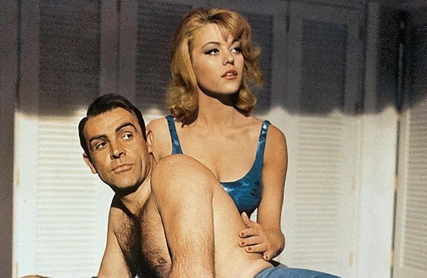 Sean Connery en Shirley Eaton in Goldfinger