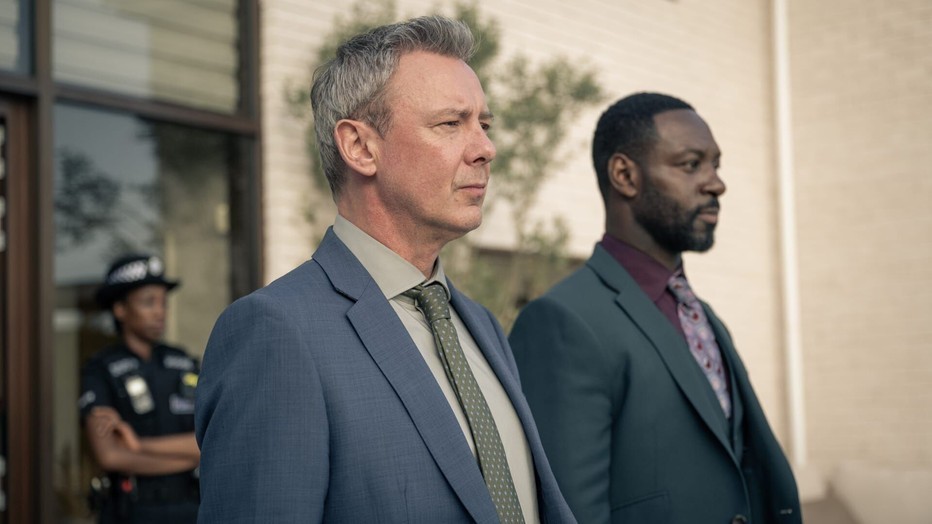 John Simm krijgt het flink te verduren in het zesde seizoen van Grace