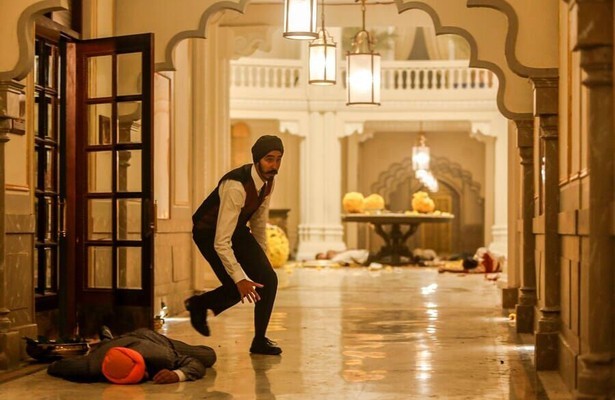 Dev Patel als Arjun in Hotel Mumbai