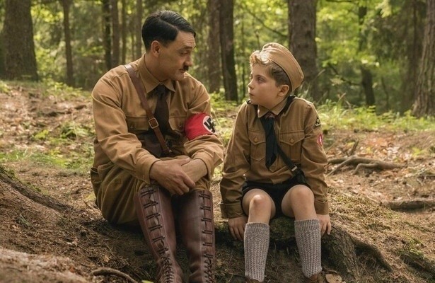 Taika Waititi en Roman Griffin Davis in Jojo Rabbit