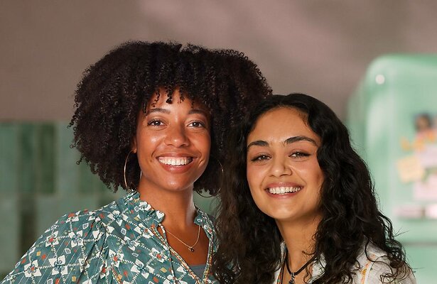 Joy Delima (Moon) en Selin Akkulak (Su) in Een Grote Familie