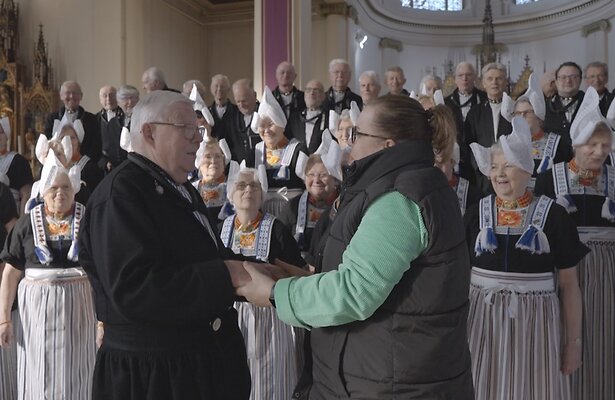 Francis met een koor
