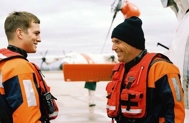 Ashton Kutcher en Kevin Costner in The Guardian