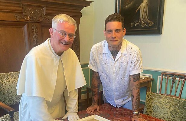 Douwe Bob met Frank van Roermund in Kloostergasten