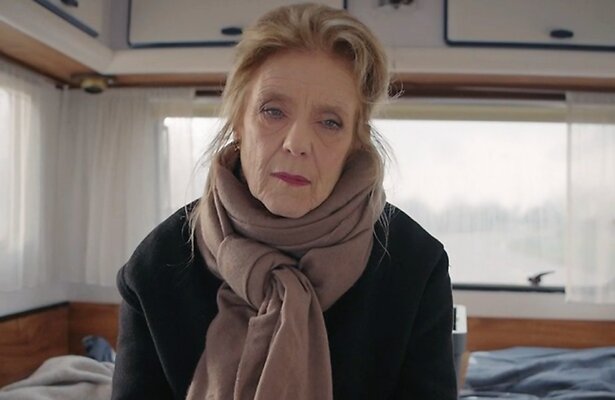 Jette van der Meij als Laura