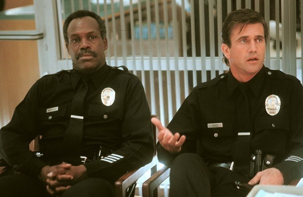 Danny Glover als Roger Murtaugh (l.) en Mel Gibson als Martin Riggs (r.) in Lethal Weapon 3