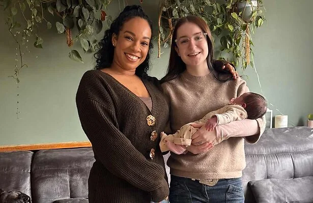 Veronica en Liv in Vier handen op één buik
