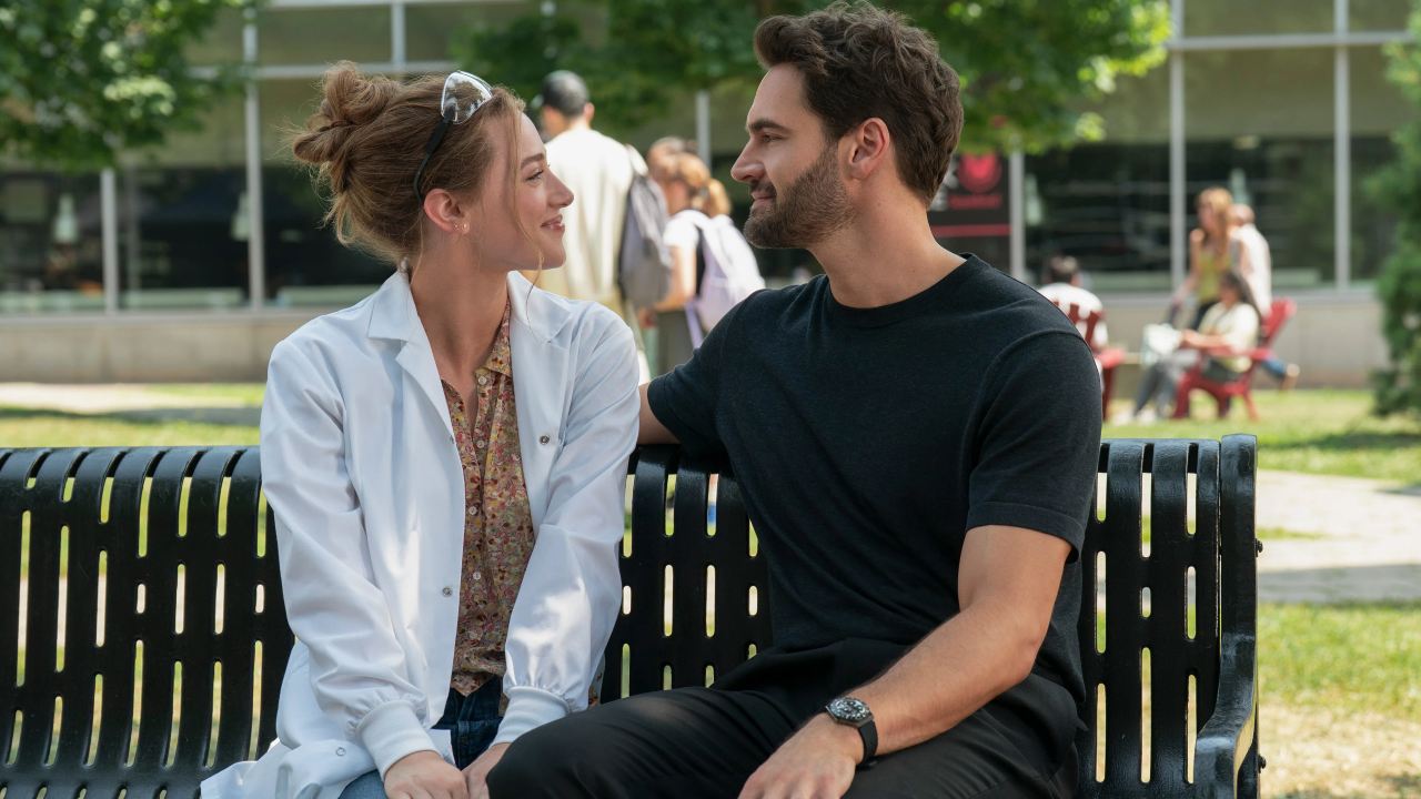 Lili Reinhardt en Tom Bateman in The Love Hypothesis