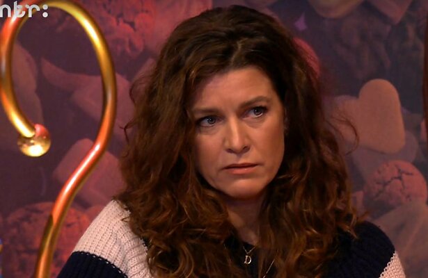 Merel draagt de ketting in Het Sinterklaasjournaal.