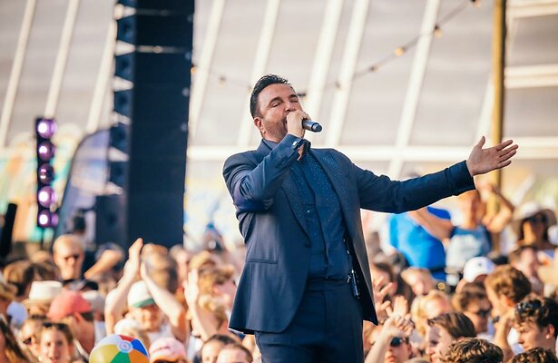 Mick Harren tijdens 20 Jaar Muziekfeest op het Plein