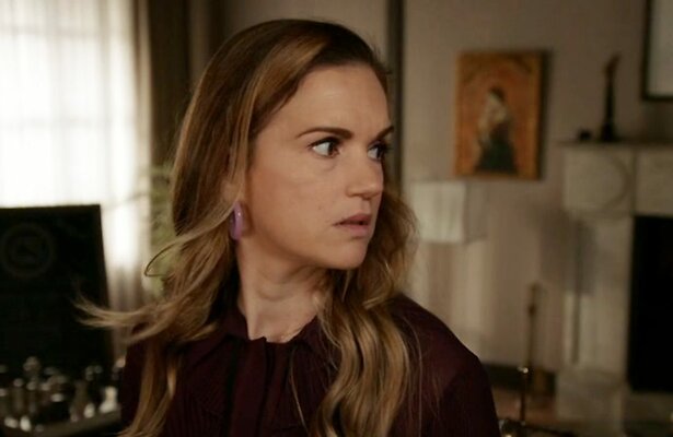 Marly van der Velden als Nina Sanders in GTST