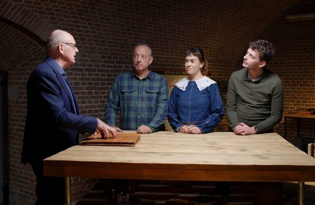 Philip Freriks met makers Oorlogsalbums