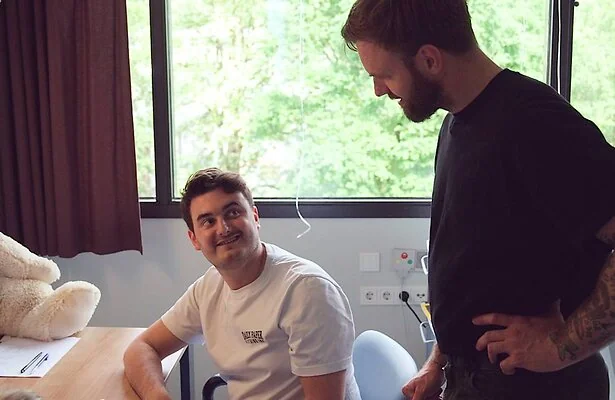 Koen en Tim Hofman in Over Mijn Lijk.