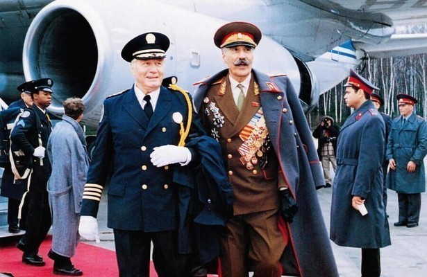 George Gaynes en Christopher Lee in Police Academy 7: Mission to Moscow