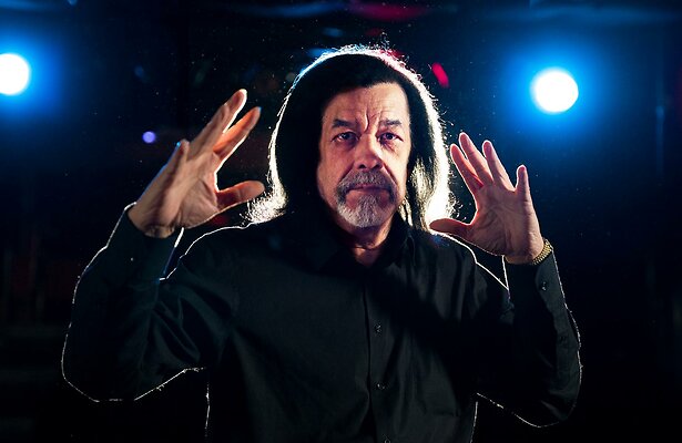 Rasti Rostelli: The Show Must Go On
