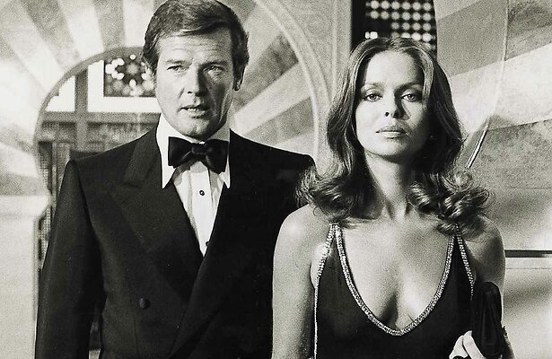 Roger Moore en Barbara Bach in The Spy Who Loved Me