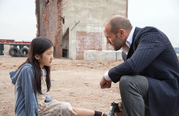 Jason Statham en Catherine Chan in Safe