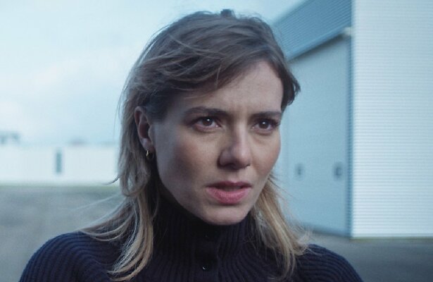 Sallie Harmsen in Alpha 00