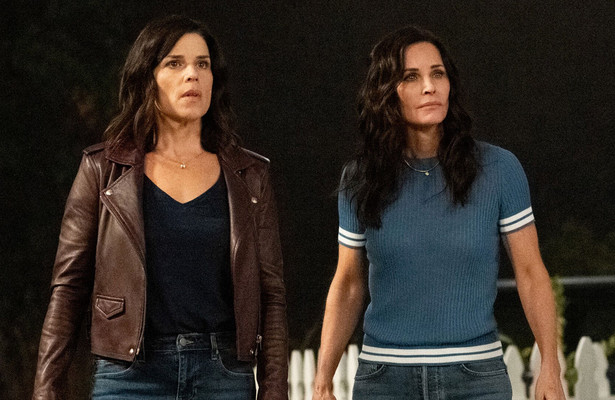 Neve Campbell en Courteney Cox in Scream