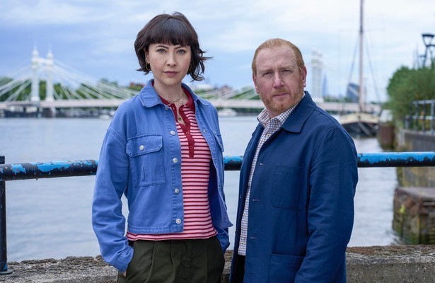 Vanessa Emme en Adrian Scarborough in The Chelsea Detective