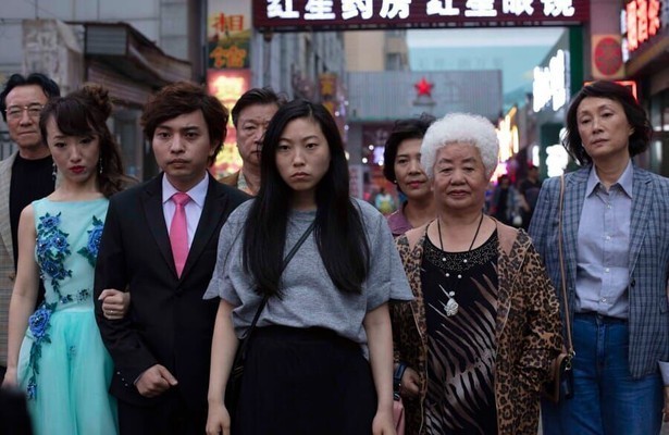 Shuzhen Zhao en Awkwafina in The Farewell