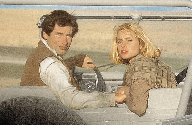 Timothy Dalton en Maryam D'Abo in The Living Daylights
