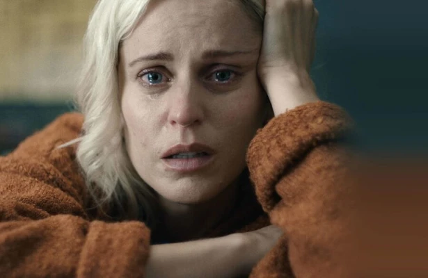 Denise Gough als Elisa Blix