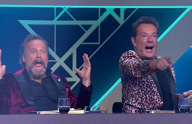 Gerard Joling en Carlo Boszhard vielen bijna van hun stoel.