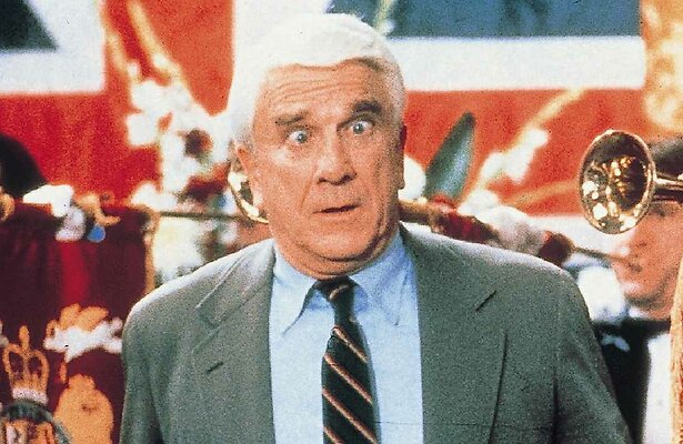 Leslie Nielsen als luitenant Frank Drebin in The Naked Gun