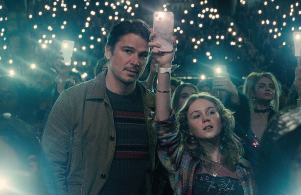 Josh Hartnett en Ariel Donoghue in Trap