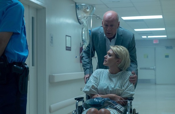 Bruce Willis en Nicky Whelan in Trauma Center