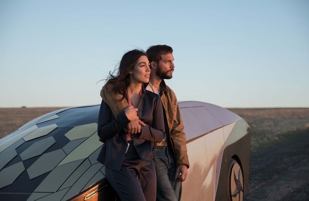 Logan Marshall-Green en Melanie Vallejo in Upgrade